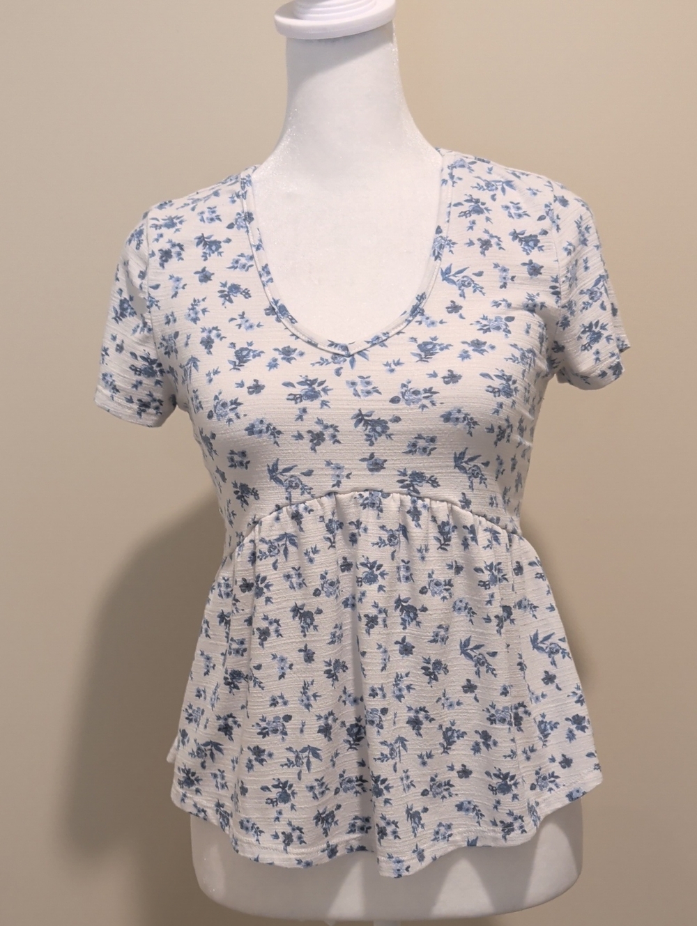 No Boundaries White V-Neck Short Sleeve Peplum Top with Petite Blue Floral Print